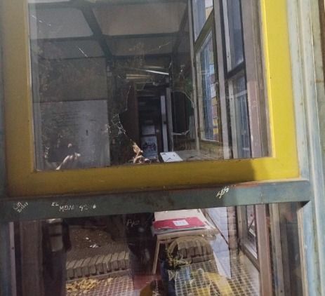 Vandalismo: rompieron un vidrio en el ingreso del ex Colegio Nacional