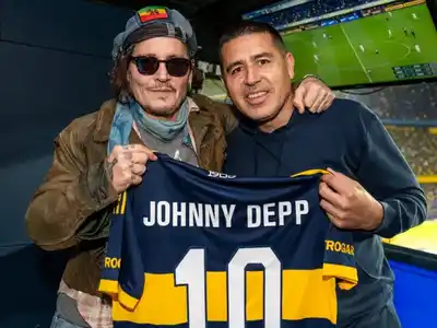 Johnny Depp junto a Riquelme en La Bombonera.