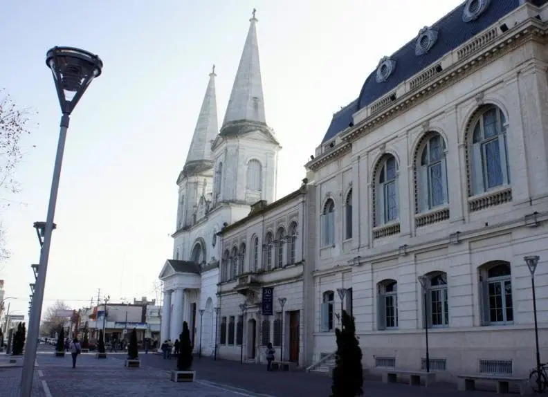 Diputado massista propone mudar la capital bonaerense a Olavarría o Azul
