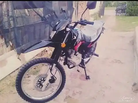 Sustraen varias herramientas y una moto de una estancia