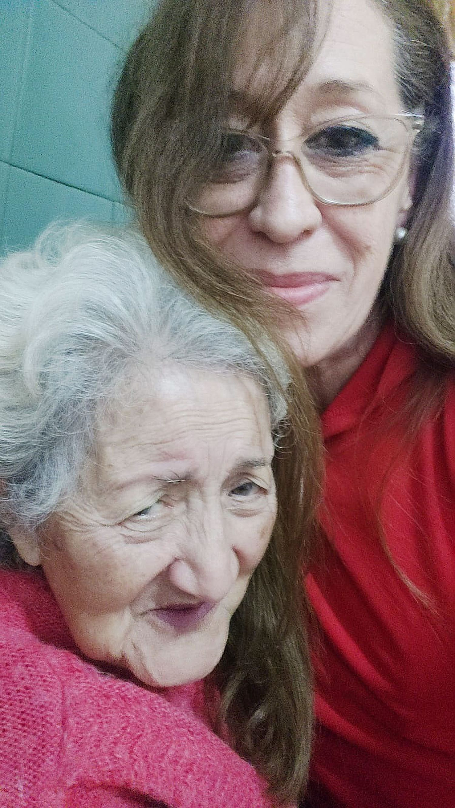Sandra Popp junto a su señora madre.