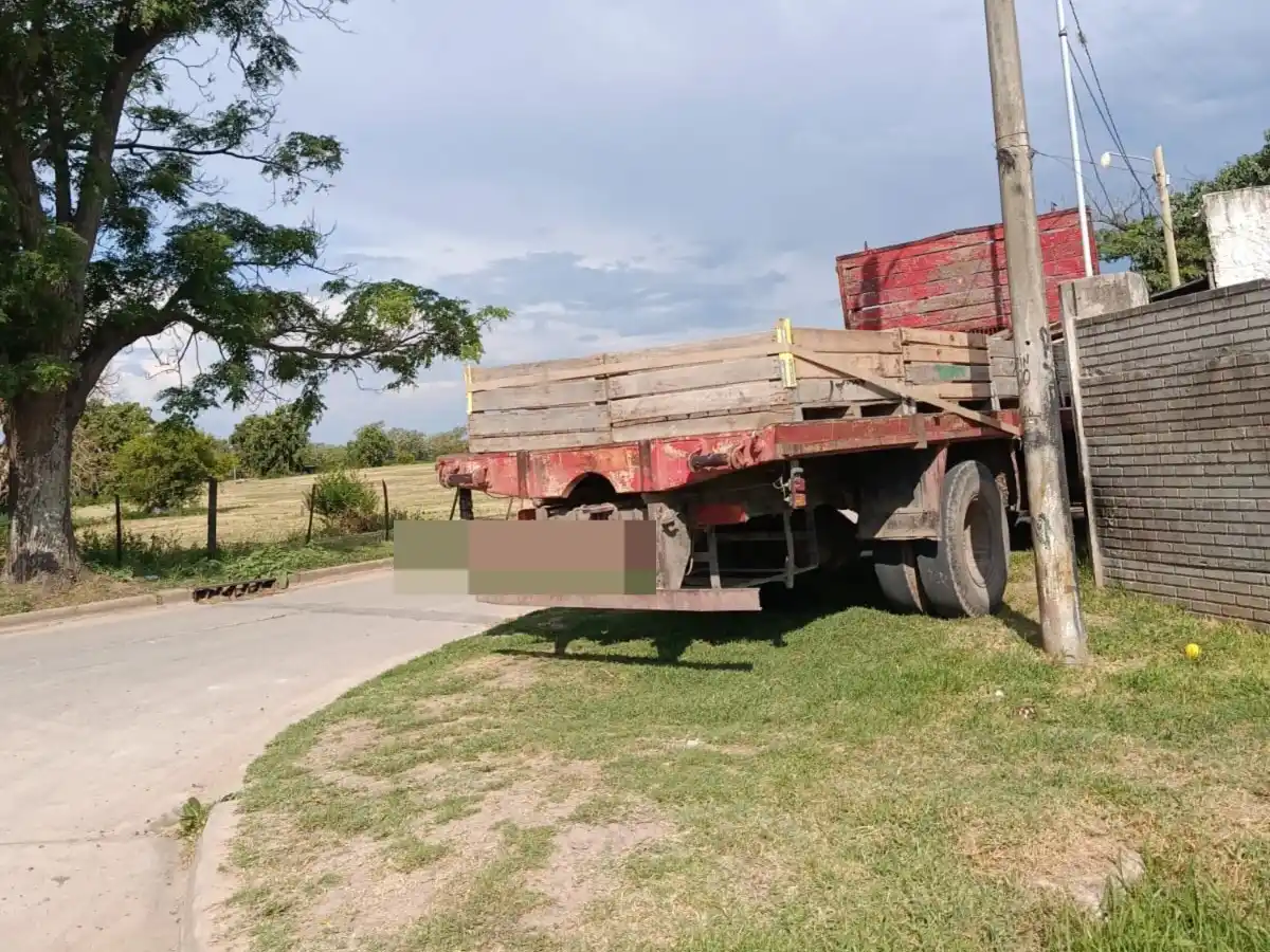 Reclamo de vecinos por camión mal estacionado en calle 66