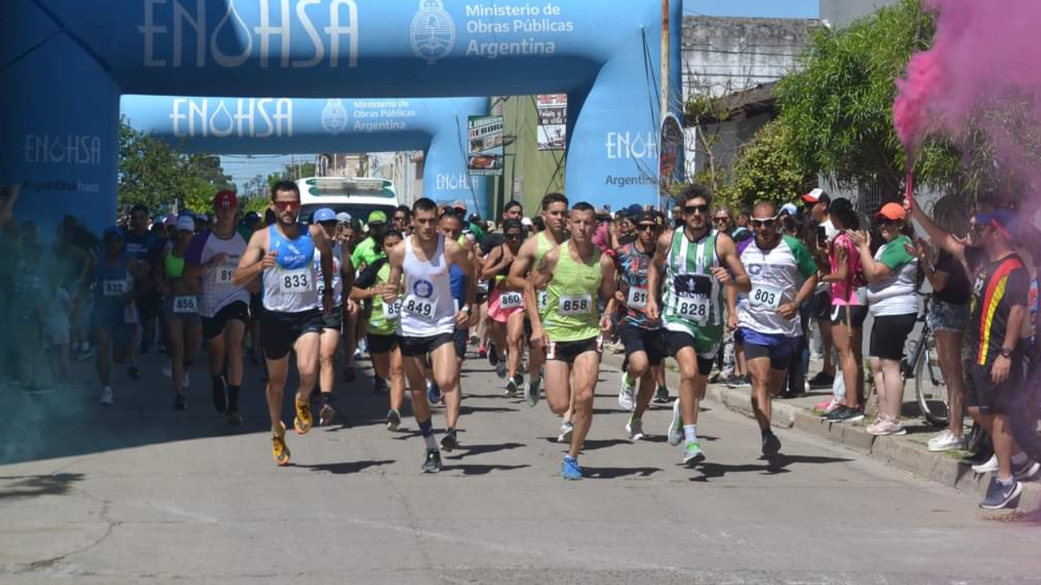 Esta es la largada en el año 2022 de la Maratón "Micaela García". Hubo más de doscientas cincuenta atletas compitiendo y el triunfo quedó para Gabriel Francisco Leiva  de Gualeguaychú escoltado por Sergio Meoniz y Mauricio Boletti, ambos de Gualeguay respectivamente.