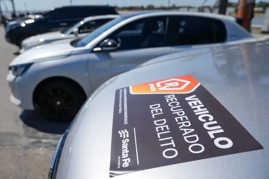 Se exhiben en la Costanera de Santa Fe los vehículos que subastará APRAD