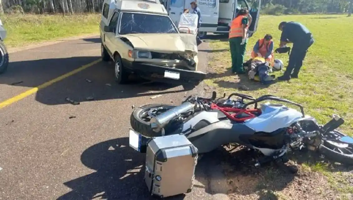 Dos personas quedaron detenidas luego de chocar con una camioneta a una moto de alta cilindrada