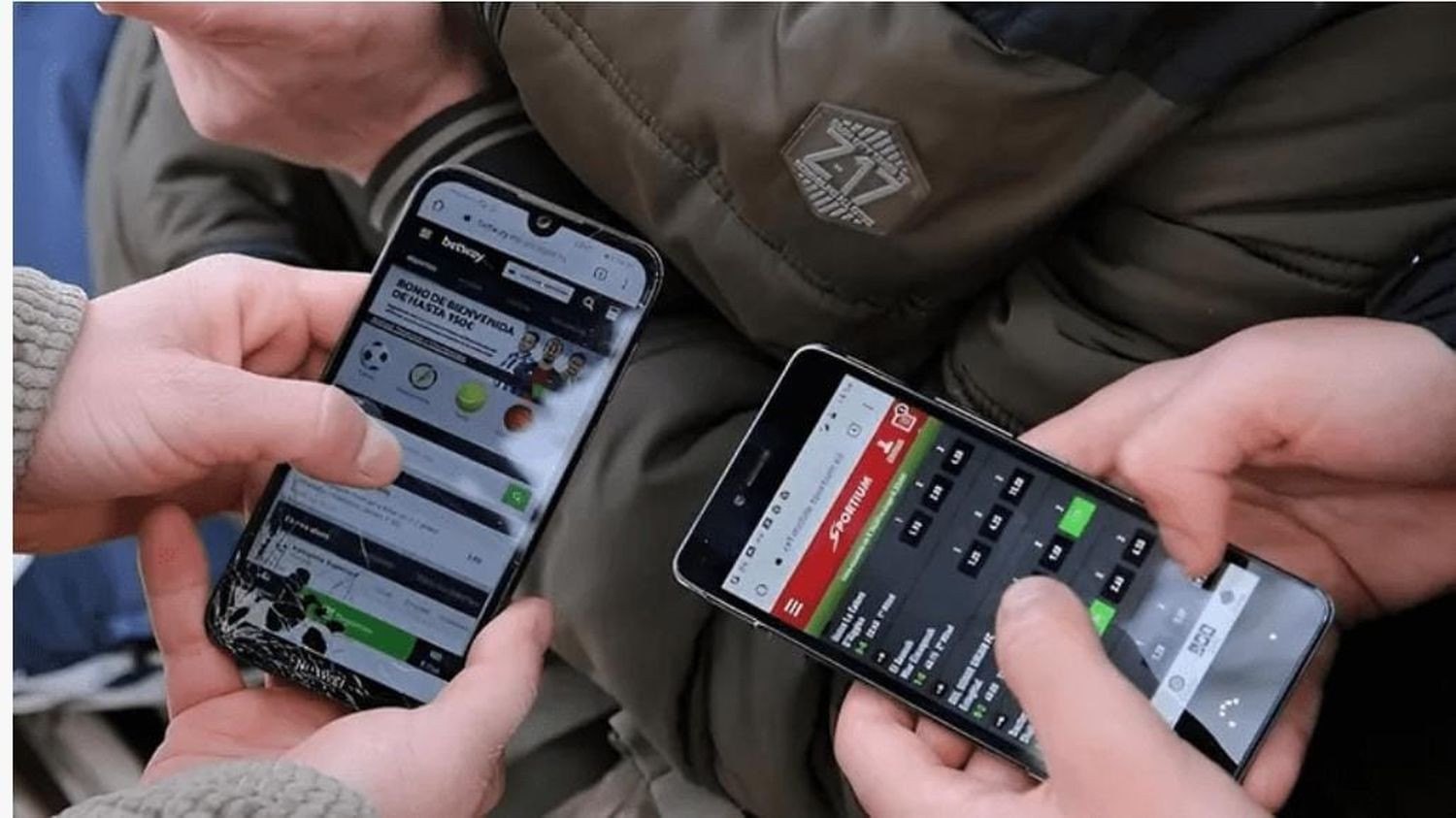 Adolescentes navegan sitios de apuestas deportivas desde sus celulares, una práctica cada vez más común y preocupante.