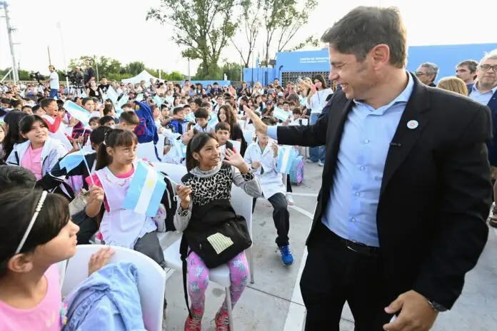 Axel Kicillof junto a alumnos en Pilar. (Gobierno PBA)