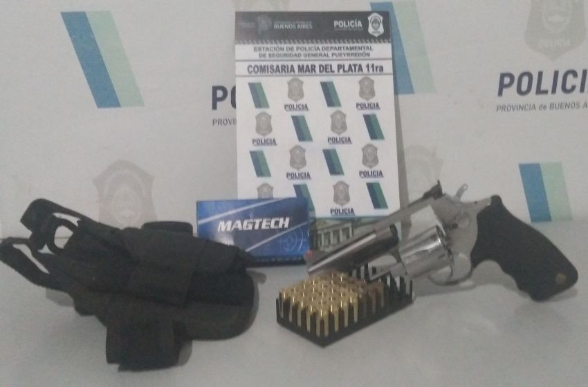 Agredió a su pareja y la amenazó con un arma de guerra