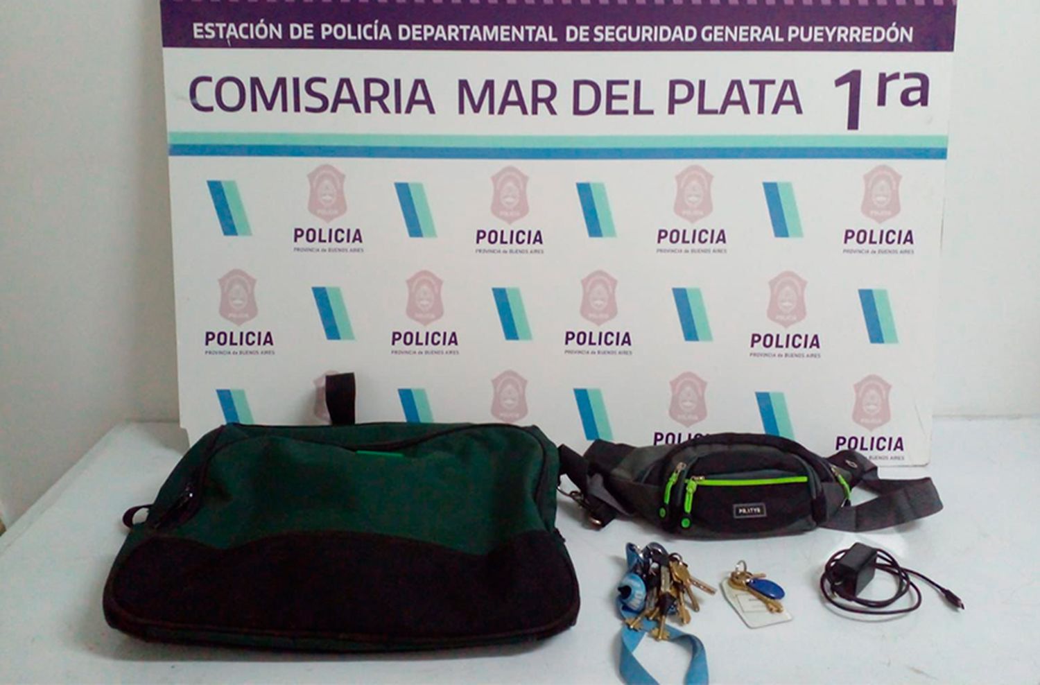 Lo amenazó con un arma y le arrebató un bolso a metros de Plaza España