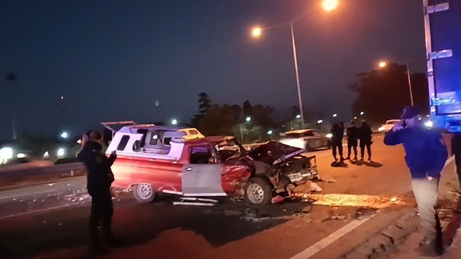 Grave accidente en Panamericana, altura Escobar: una camioneta chocó un camión detenido y su conductor fue hospitalizado