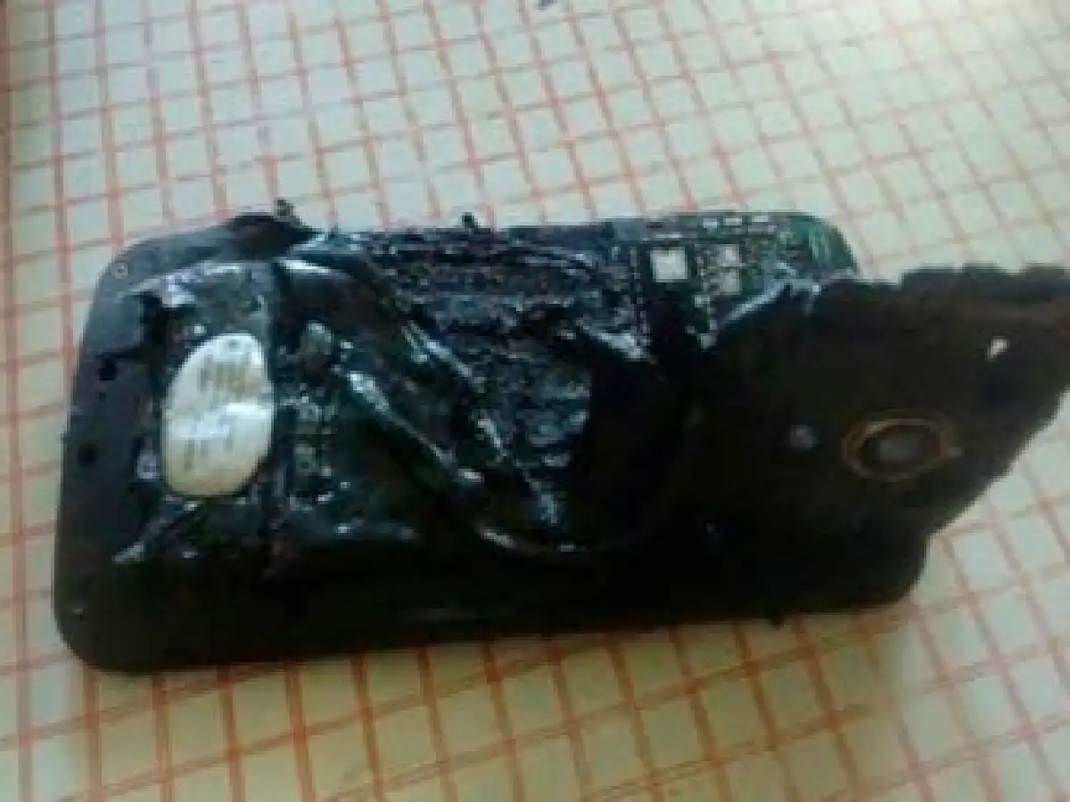 A un joven en Córdoba le explotó el celular mientras dormía: "Me desperté en llamas"
