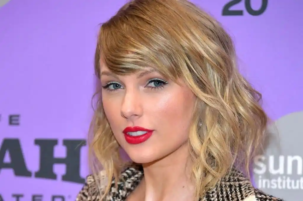 Un fan de Taylor Swift estrelló su auto contra la casa de la cantante