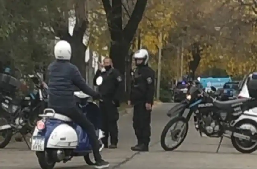 Murió un agente policial tras chocar su moto contra un colectivo del transporte urbano