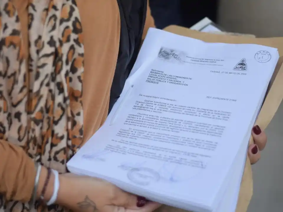 Docentes rechazan la eliminación del Iosper y acampan frente al Senado: "La obra social es de los trabajadores"