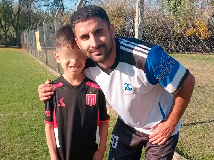 El niño estaba en los hombros de su padre mientras esperaban el colectivo, cuando una bala impactó en su cabeza.
