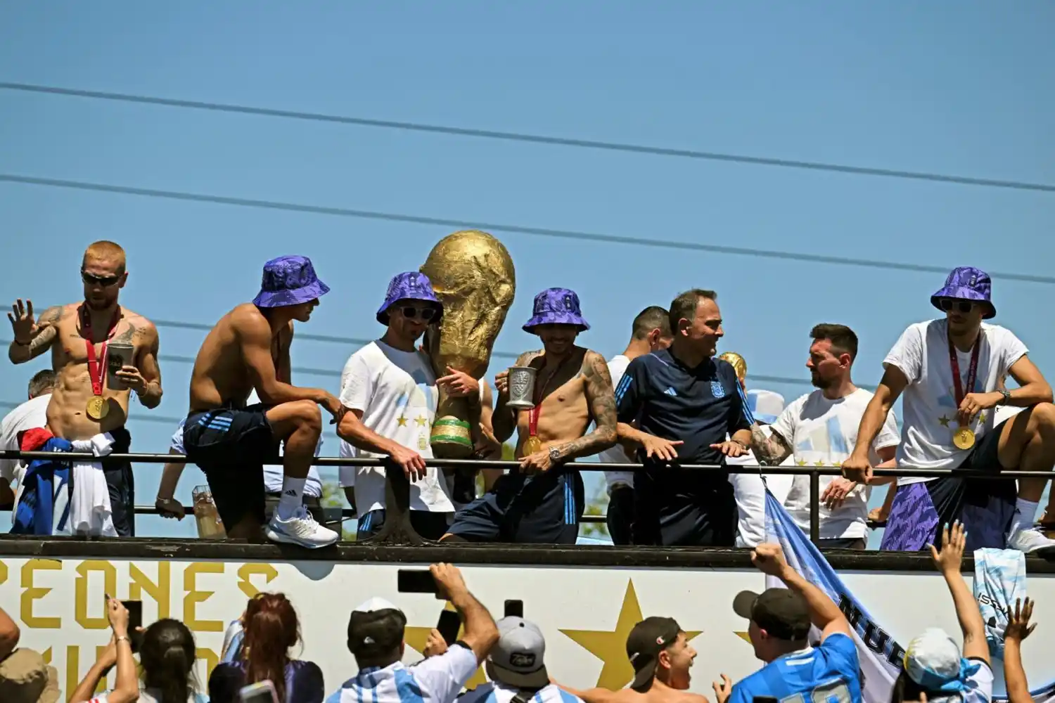 Entre incidentes, multitud y un sol inclemente: vía terrestre y aérea LOS CAMPEONES DEL MUNDO saludan a Argentina