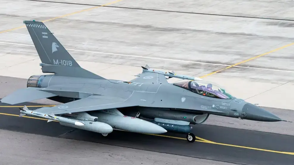 La primera tanda de seis aviones F-16 de la Fuerza Aérea comprados a Dinamarca, vuelan hacia la Argentina