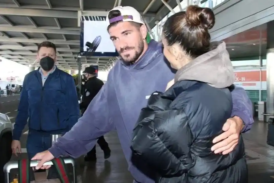 Tini y De Paul viajaron a Madrid fuertemente custodiados