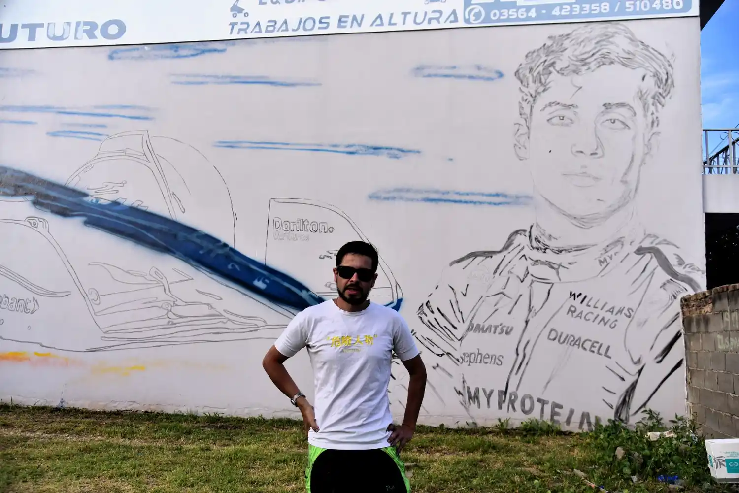 El artista junto a su obra en pleno proceso de creación.