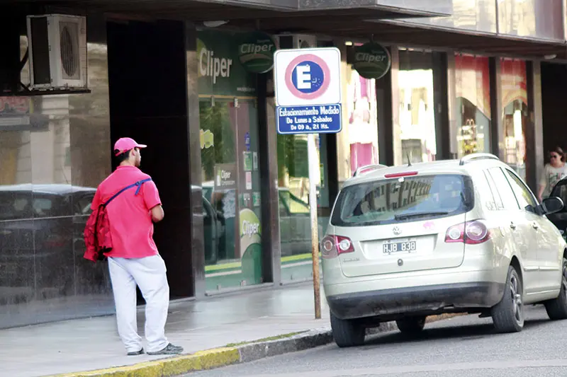 Implementarán un abono para contratar el estacionamiento medido por varios días