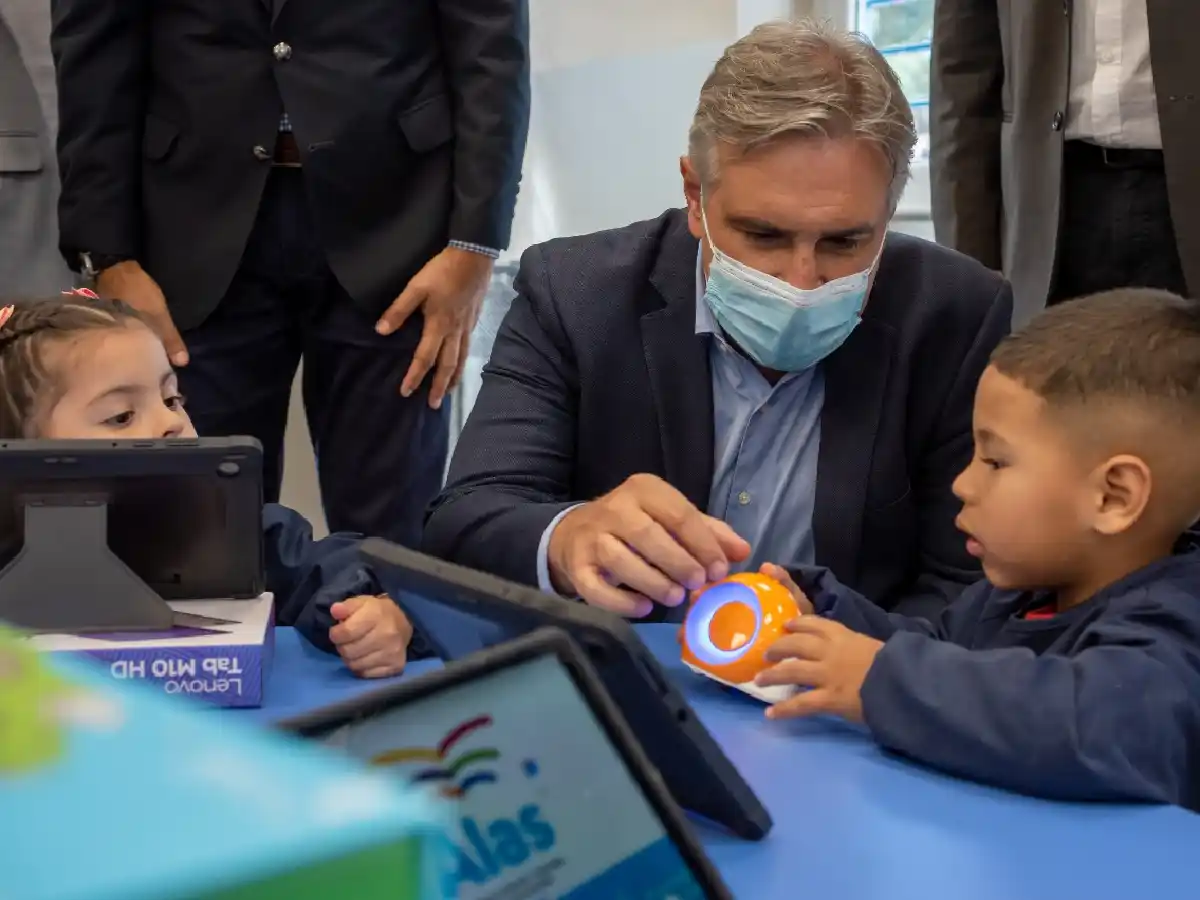 Llaryora inauguró el aula  número 11 de su gestión 