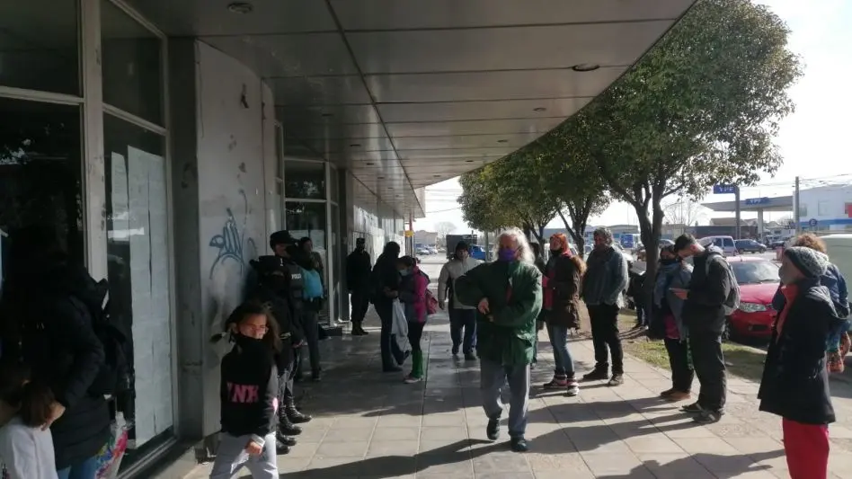 Reclamo por docentes y auxiliares que quedarían sin trabajo por regreso de titulares