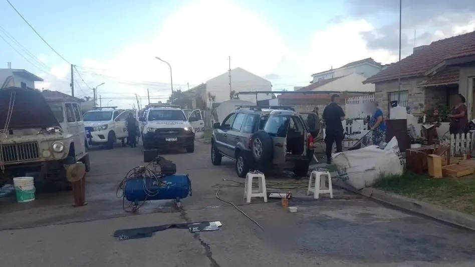 Por una discusión atacó a dos policías y trató de acuchillarlos