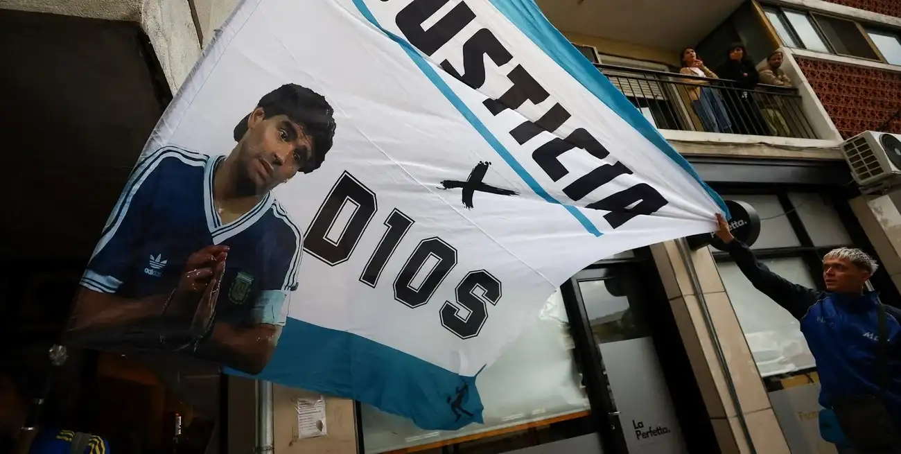 El informe médico cuestionó el accionar del equipo que atendió a Maradona.