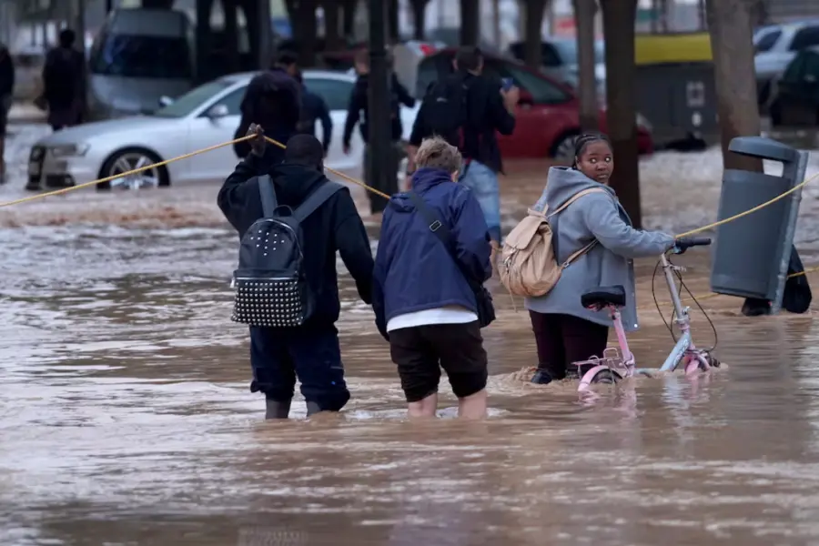 El peor temporal en décadas devasta Valencia con al menos 62 víctimas mortales, decenas de desaparecidos y pueblos anegados