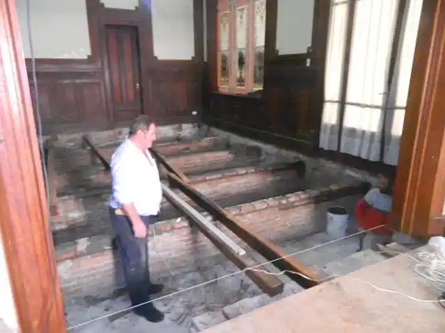 Comenzaron a restaurar los pisos de la Casa de la Cultura