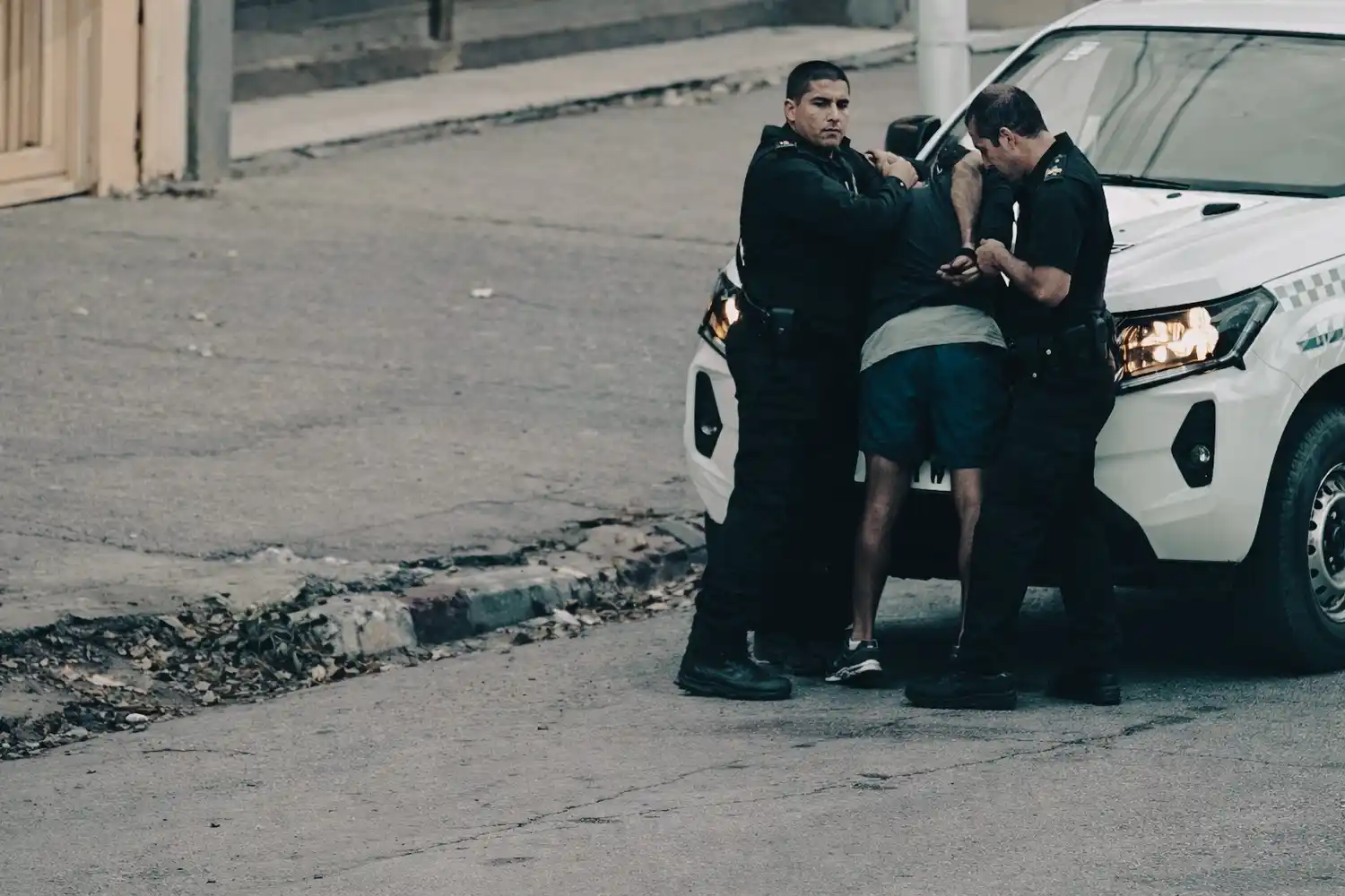 Al notar la presencia del patrullero, intentó darse a la fuga, pero fue reducido tras un breve seguimiento e identificado en el lugar.