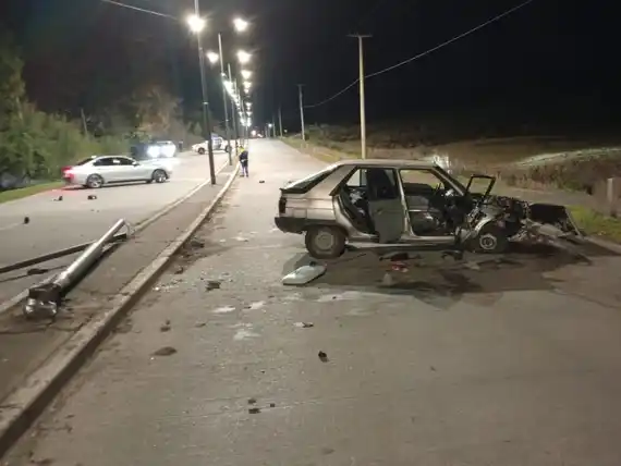 Dos menores resultaron heridas tras chocar violentamente contra un poste de luz