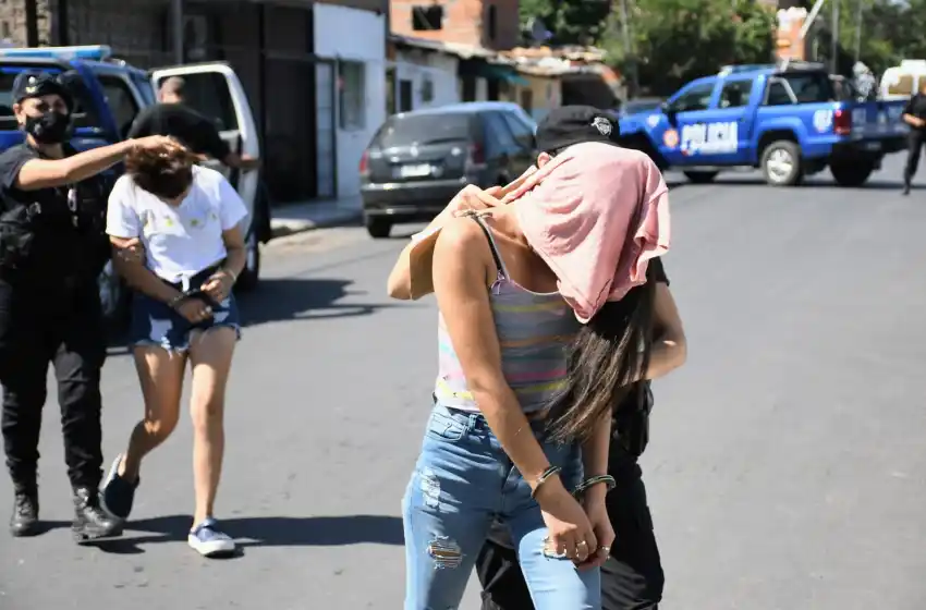 Detuvieron a siete personas por el ataque a la Comisaría 12 en barrio Ludueña y les secuestraron un arsenal