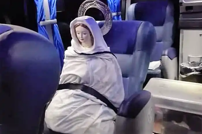 Insólito: Una Virgen viajó en micro a Buenos Aires para que no se apruebe la ley del aborto