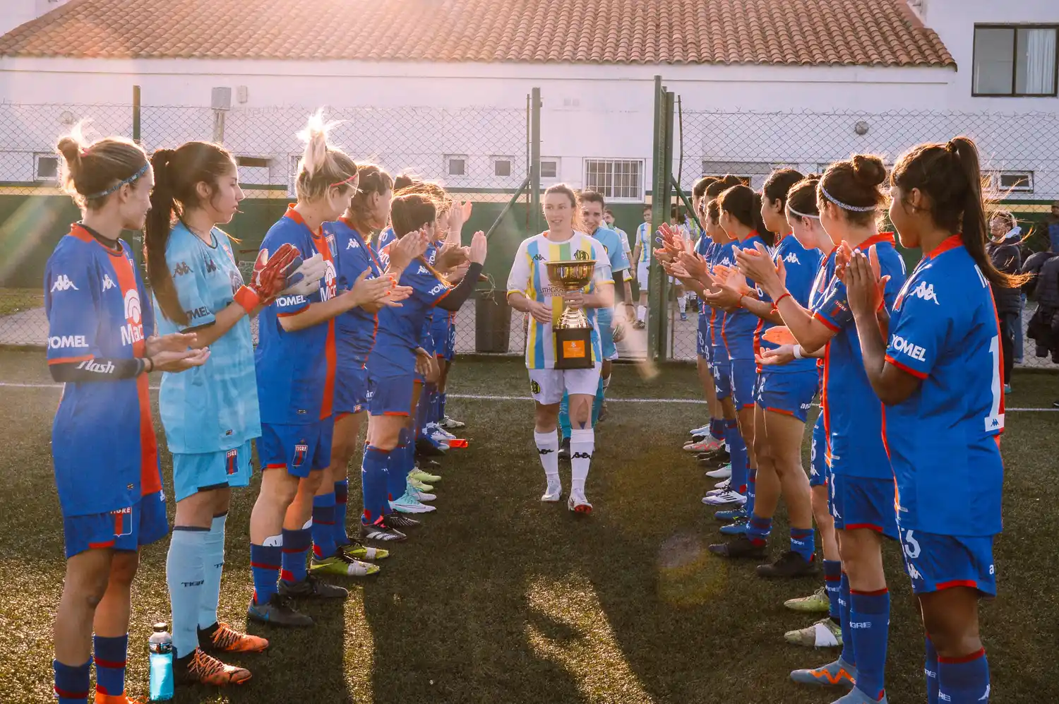 Las “Tiburonas” entrando al campo con la copa en manos (FOTO: prensa Aldosivi)
