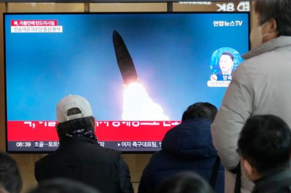Corea del Norte lanzó otros dos misiles balísticos y amenazó con hacer del Pacífico su “campo de tiro”