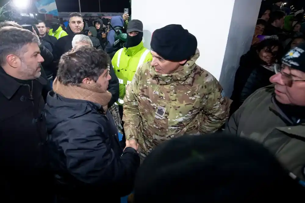 Kicillof lideró la vigilia por Malvinas en Tierra del Fuego: "La Patria no se vende"