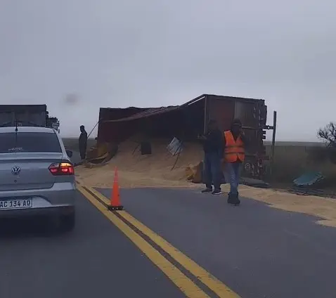 Volcó un acoplado en la ruta 3, cerca de Aparicio