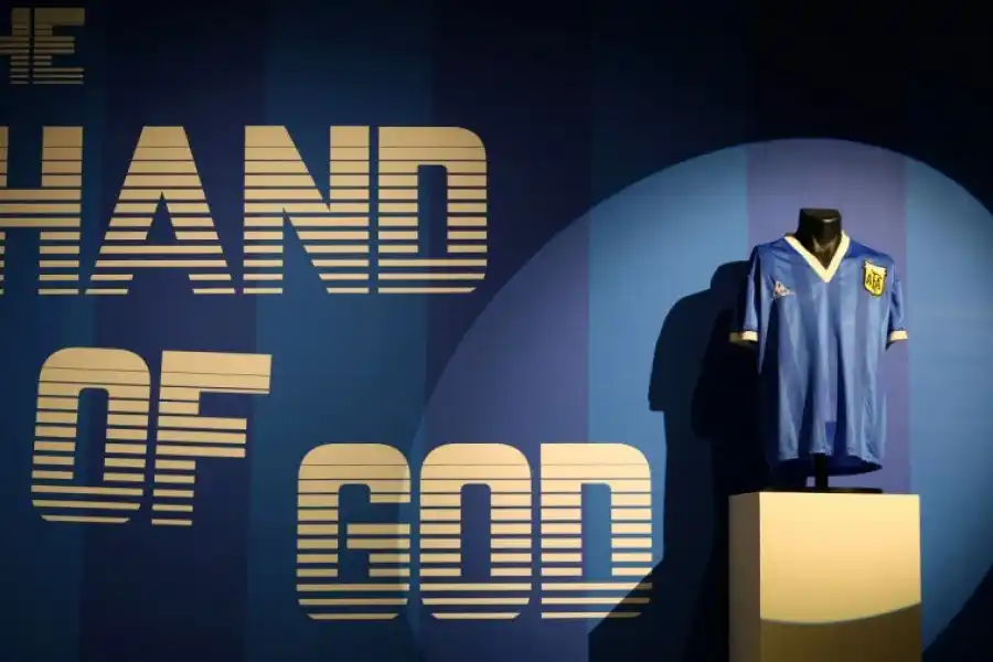 La camiseta de Maradona se vendió en casi nueve millones de dólares