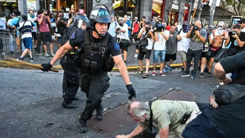Brutal represión en la marcha de apoyo a jubilados
