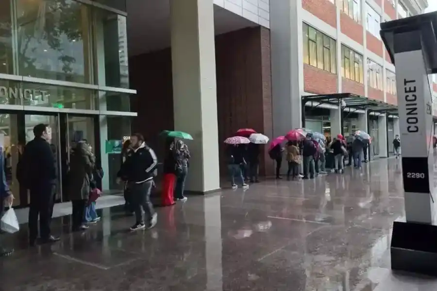 Trabajadores del CONICET fueron informados en la puerta del organismo que habían sido despedidos