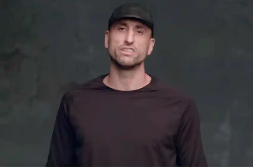 Manu, «El Pibe de 40», también la rompe actuando