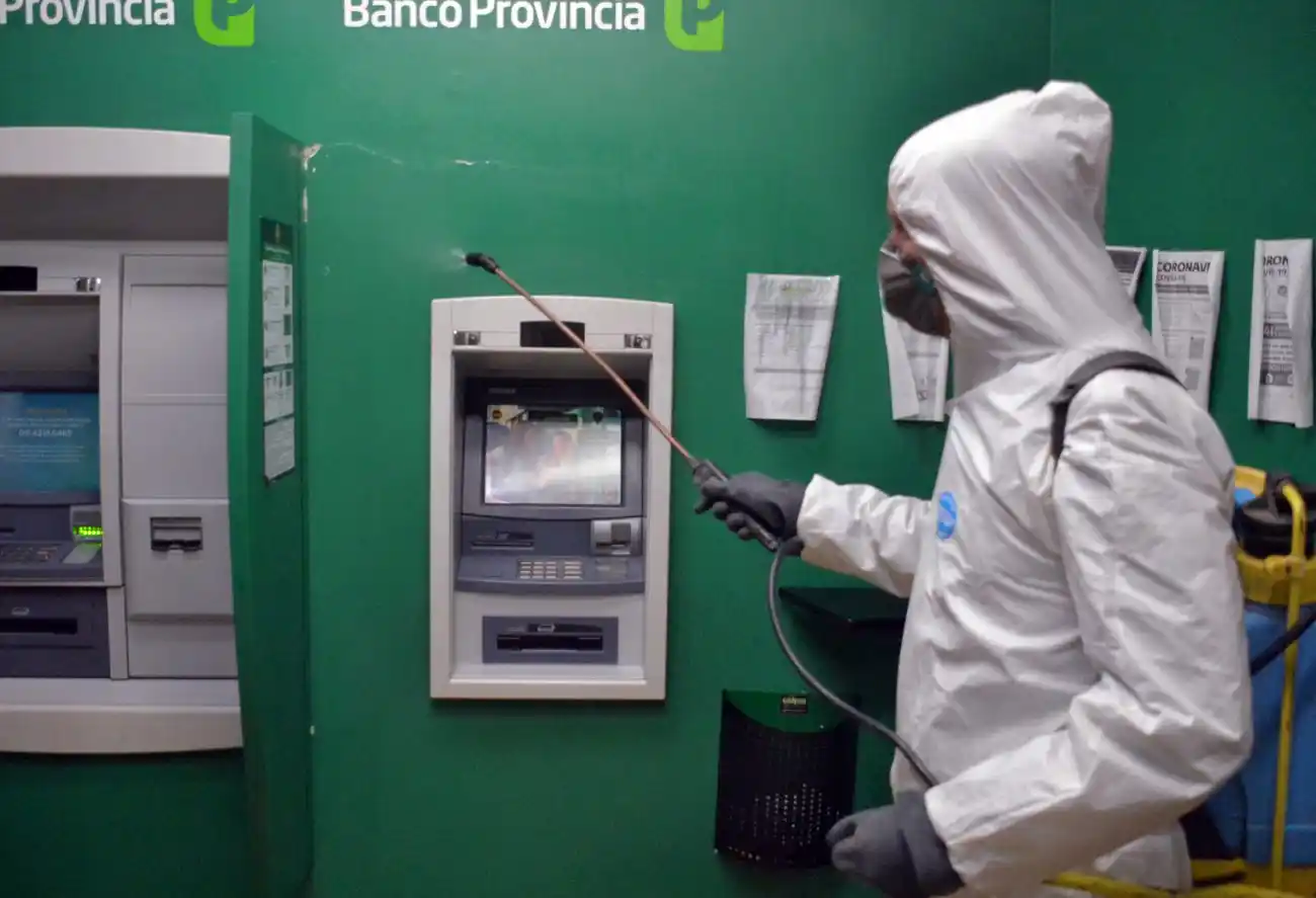 El Municipio aplica 200 litros de desinfectante por día en espacios de gran circulación