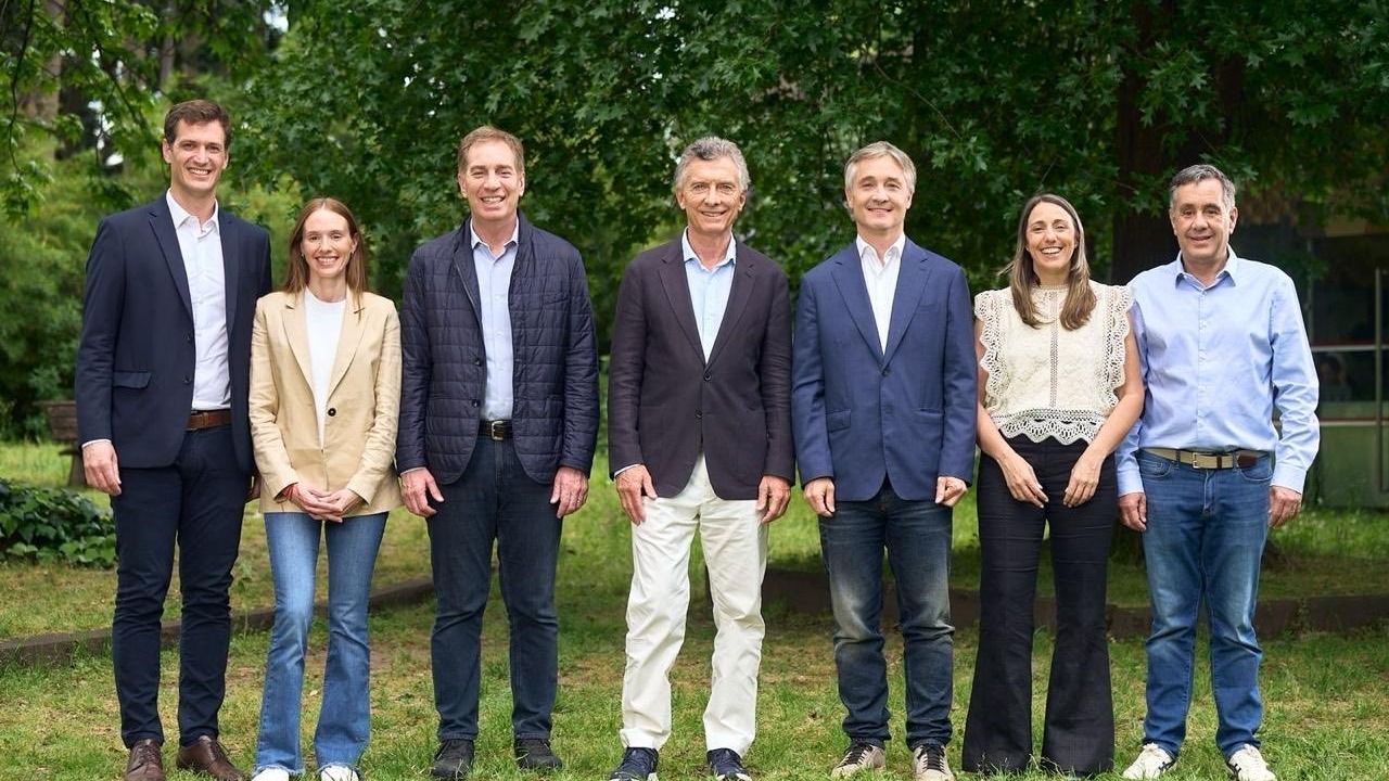 Mauricio Macri con los candidatos del PRO en la alianza con LLA en Ciudad y provincia de Buenos Aires.