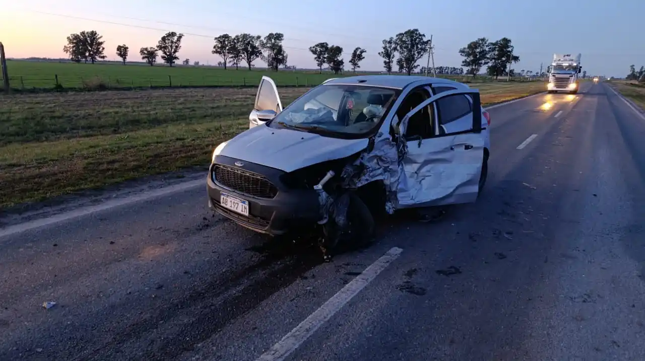 RP N° 23: un automóvil impactó de frente contra un Ómnibus