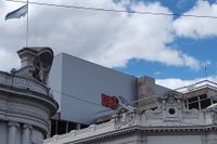 Vandalizaron la fachada en altura del Paseo del Banco, que aún está en obra