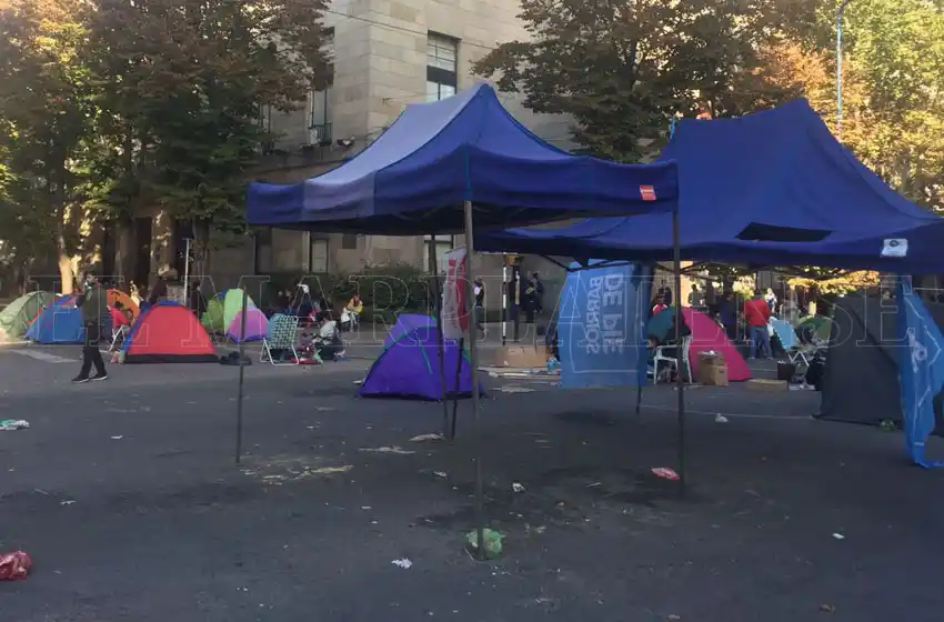 Otra vez, cooperativistas montaron un acampe frente al Municipio