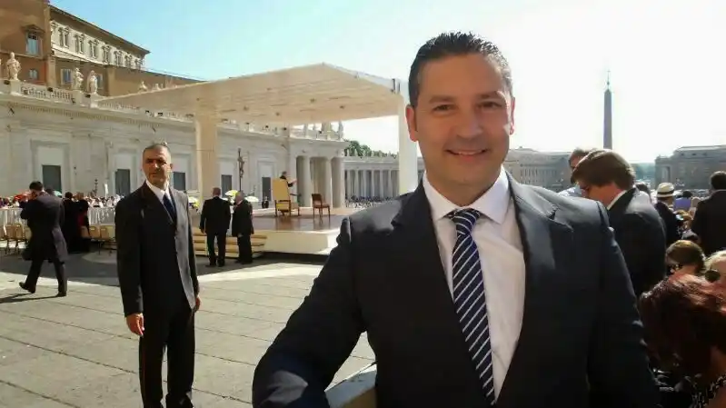 Polémica en Merlo: Menéndez hizo 30 viajes al exterior en apenas dos años de gestión