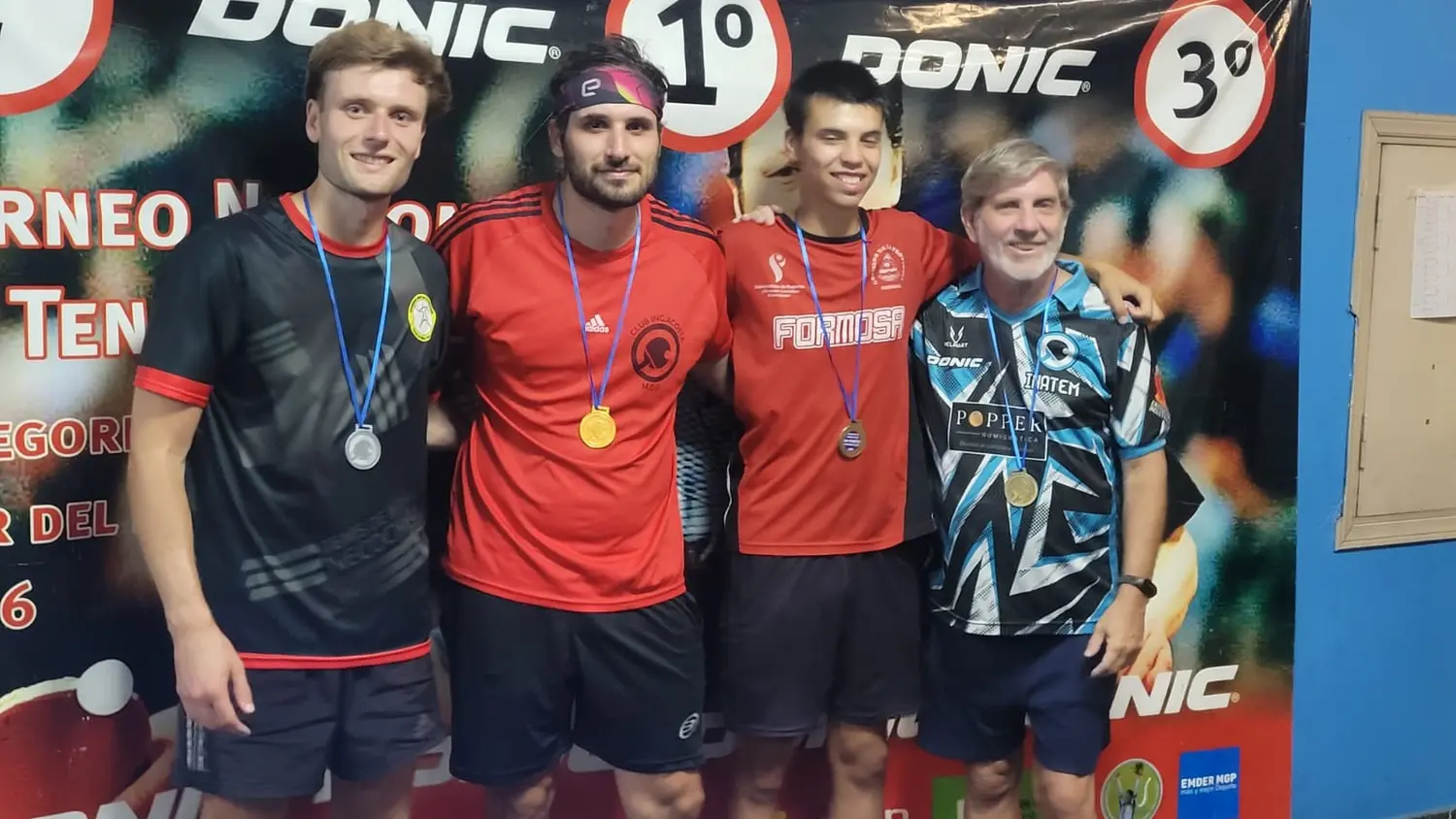A la izquierda. Baldassarri posa con la medalla de plata