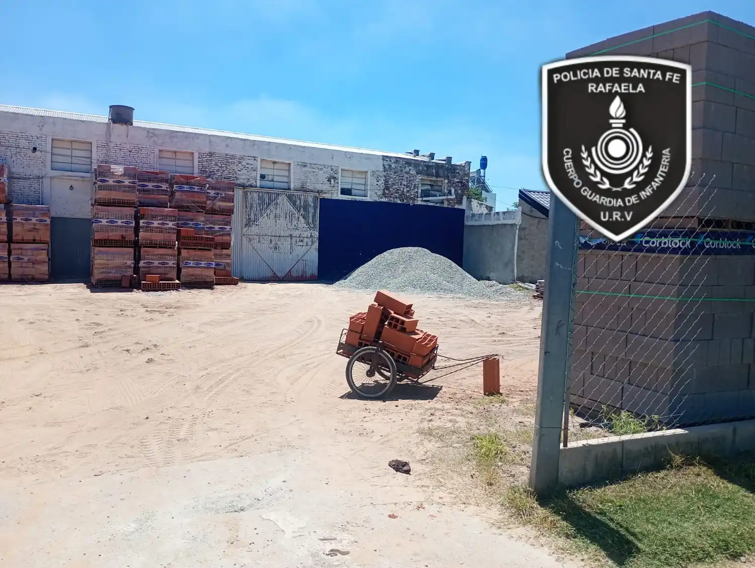 “Tomó prestados” algunos ladrillos de un corralón y la policía lo atrapó llevándolos en un carrito